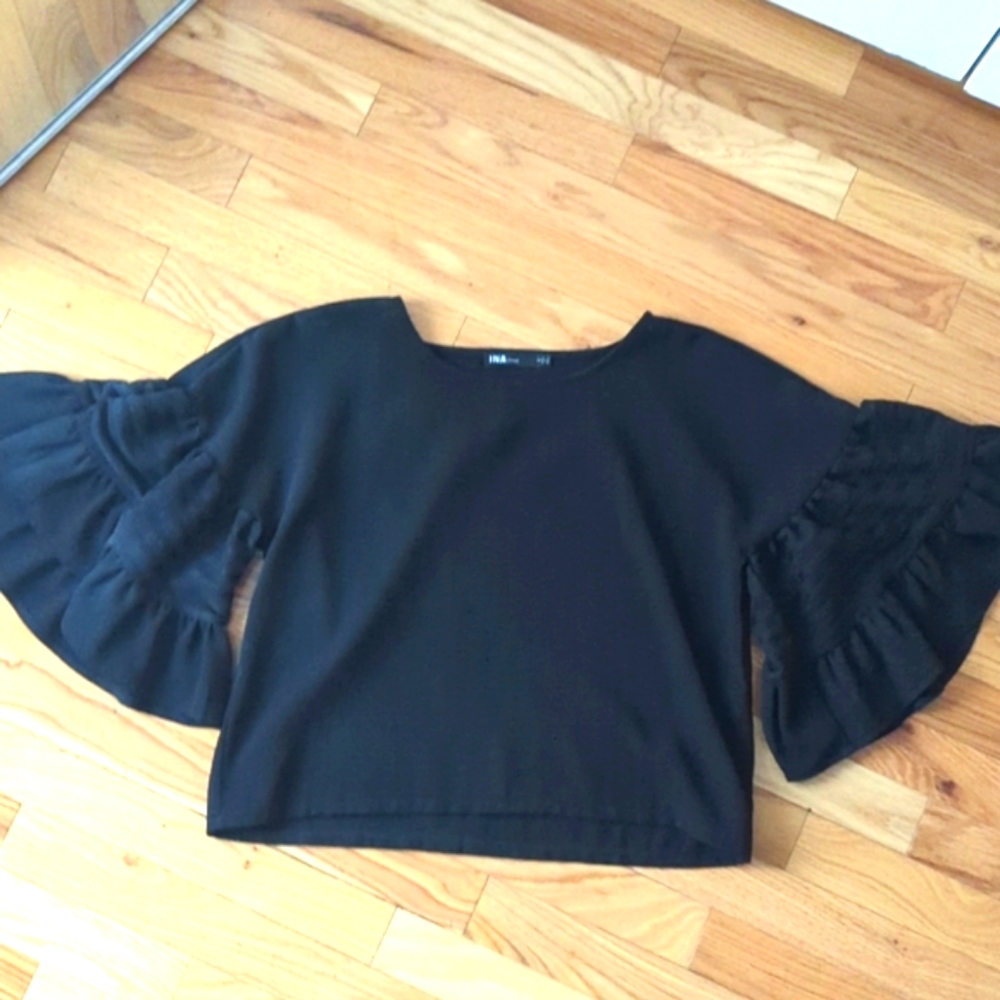 Black shirt with oversized sleeves